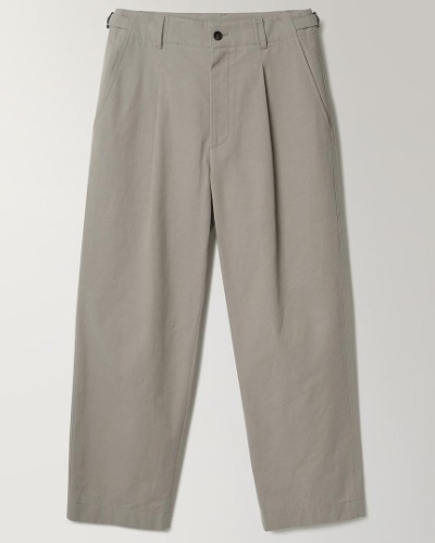 [INTHERAW] STRUCTURED CHINO PANTS (FROST GREY)