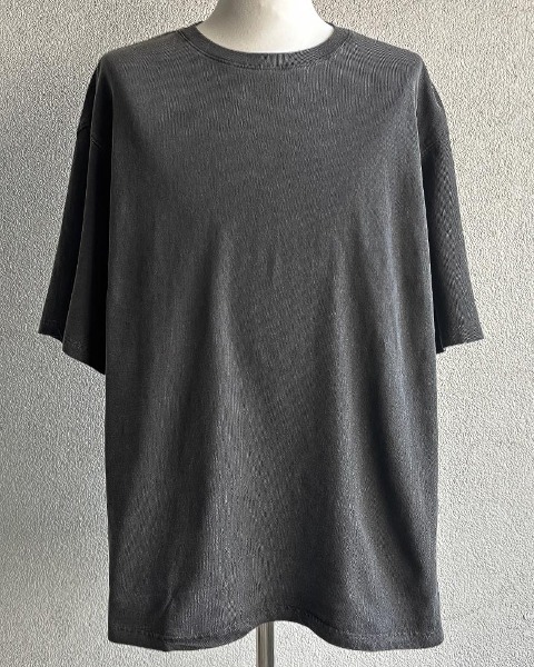 [HUTOAN] PRIMARY WIDE S-SLEEVE HALF SQUARE LOGO T-SHIRT (CHARCOAL)